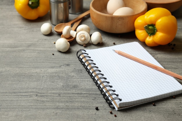 Kuchenny stół i notatnik