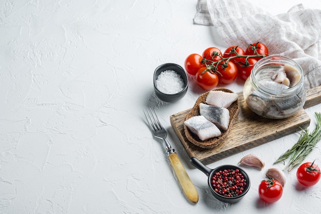 Kuchnia z talerzami i składnikami