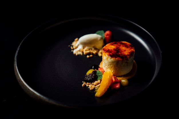 Talerz z eleganckim daniem